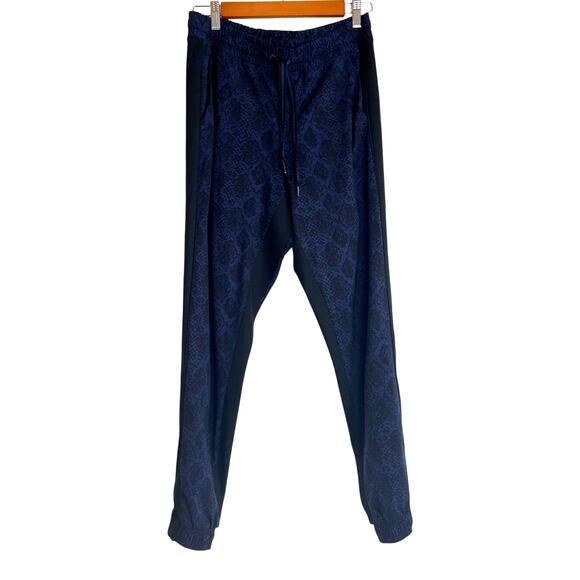 Athleta Brooklyn Joggers Navy Blue Python Snake Print Size 6 Pull-On Athleisure - Picture 1 of 9
